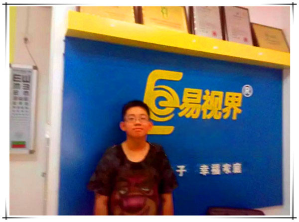 來(lái)易視界視力提升會(huì)所做眼睛的美國(guó)華僑小帥哥
