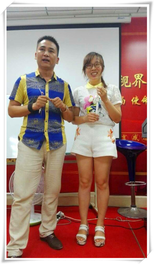 易視界表現(xiàn)優(yōu)秀的伙伴上臺領(lǐng)獎(jiǎng)