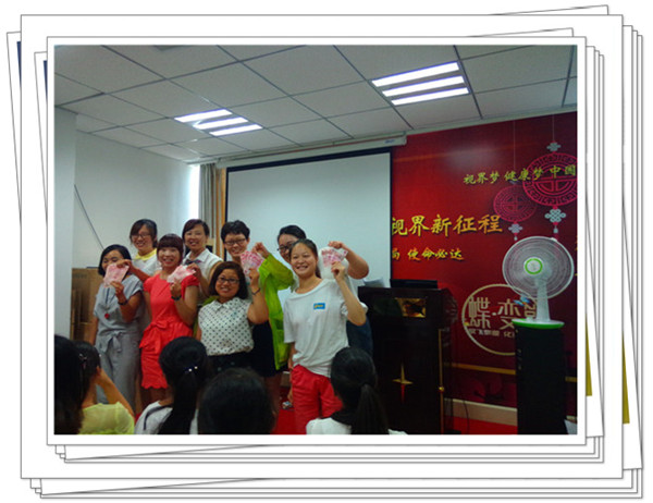 易視界表現(xiàn)優(yōu)秀的伙伴們上臺領(lǐng)獎(jiǎng)