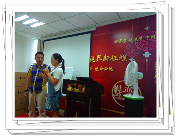 易視界表現(xiàn)優(yōu)秀的伙伴上臺領(lǐng)獎(jiǎng)