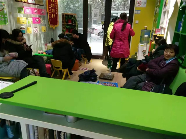 易視界店內(nèi)前來矯正的家長(zhǎng)和孩子們