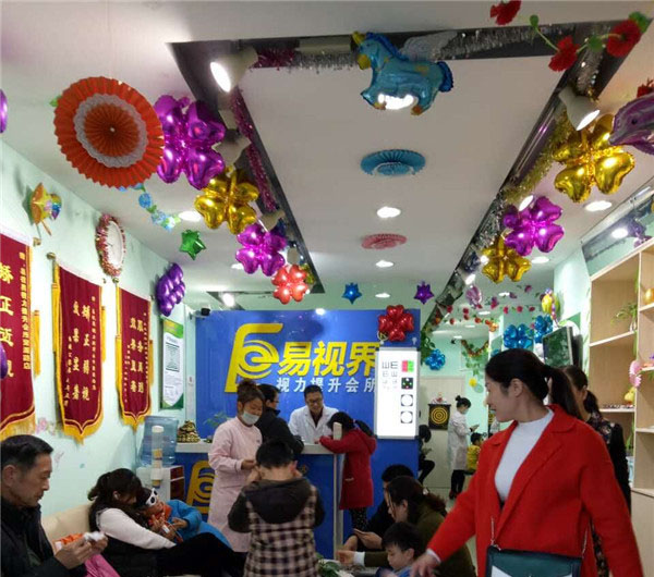 易視界提升效果好 家長(zhǎng)相繼送來(lái)錦旗表示感謝