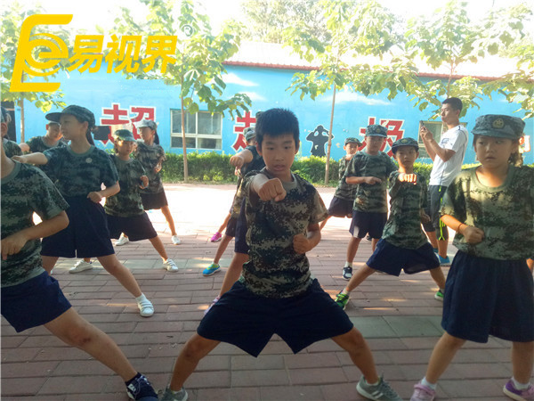 認真打軍拳中