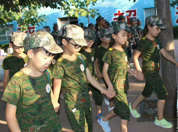不讓任何伙伴掉隊(duì)，他們緊握對(duì)方的手前行