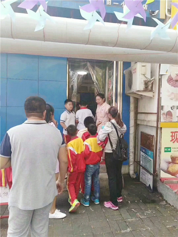 家長(zhǎng)帶著孩子進(jìn)店檢查視力，十分熱鬧