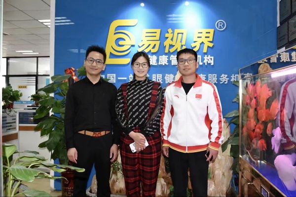 北京雙奧集團(tuán)尤小龍總裁、中國(guó)著名戲歌雙棲明星、66國(guó)選美國(guó)際皇后王光姣與易視界陶總合影