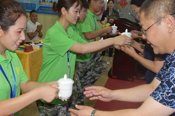 經(jīng)貿驕子向校知名敬上一杯棗生荔枝茶