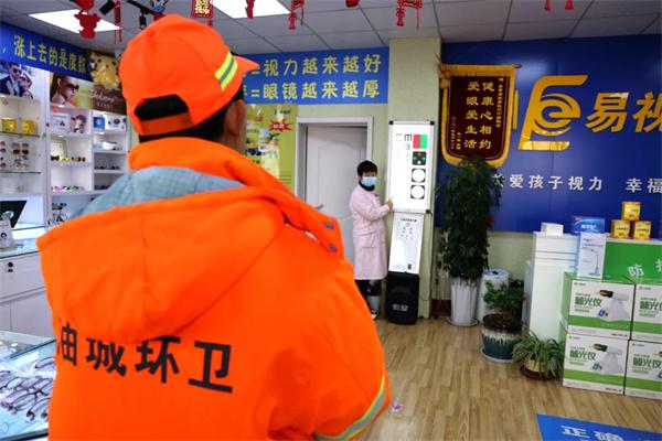 愛(ài)心聚焦！易視界300多副老花鏡暖了環(huán)衛(wèi)工人的心！