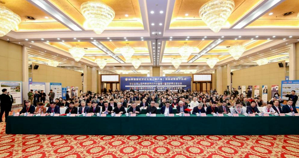 熱烈祝賀易視界創(chuàng)始人榮獲“2023品牌強(qiáng)國·經(jīng)濟(jì)年度人物”稱號(hào)