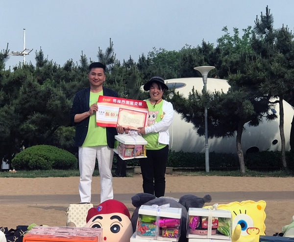 易視界5月表現(xiàn)優(yōu)秀的伙伴上臺領獎