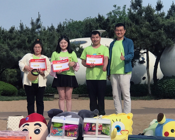 易視界5月表現(xiàn)優(yōu)秀的伙伴上臺領獎