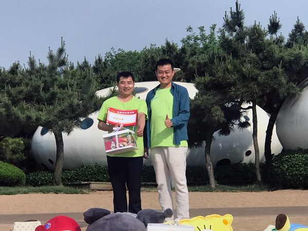 易視界5月表現(xiàn)優(yōu)秀的伙伴上臺領獎