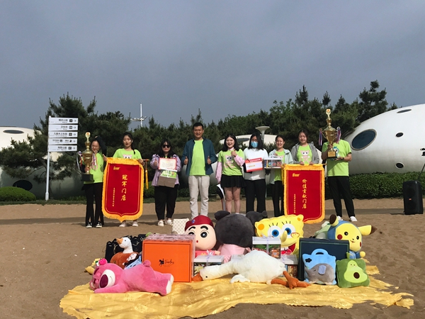 易視界5月表現(xiàn)優(yōu)秀的伙伴上臺領獎