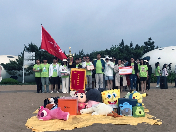 易視界5月表現(xiàn)優(yōu)秀的伙伴上臺領獎
