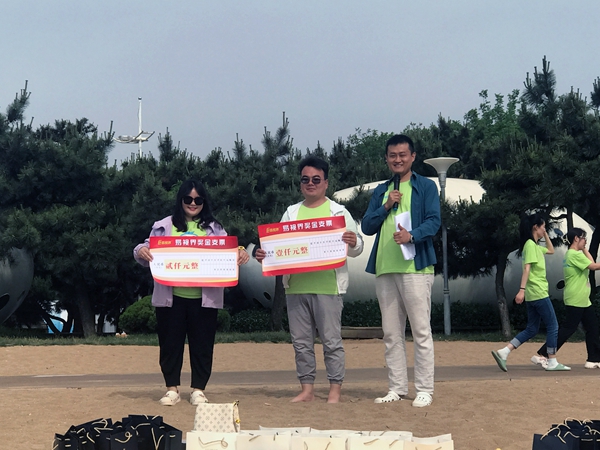 易視界5月表現(xiàn)優(yōu)秀的伙伴上臺領獎