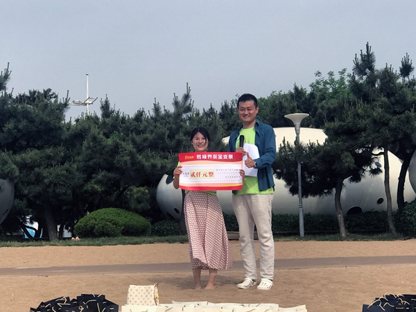 易視界5月表現(xiàn)優(yōu)秀的伙伴上臺領獎