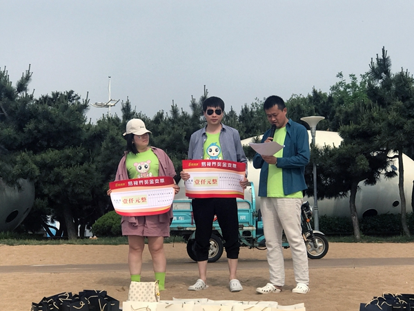 易視界5月表現(xiàn)優(yōu)秀的伙伴上臺領獎