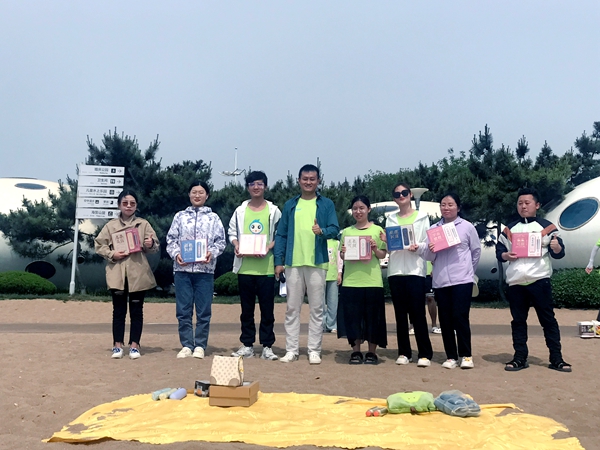 易視界5月表現(xiàn)優(yōu)秀的伙伴上臺領獎