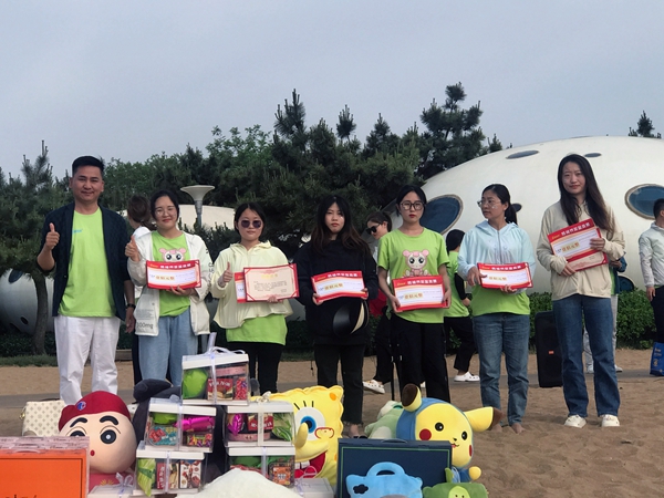 易視界5月表現(xiàn)優(yōu)秀的伙伴上臺領獎