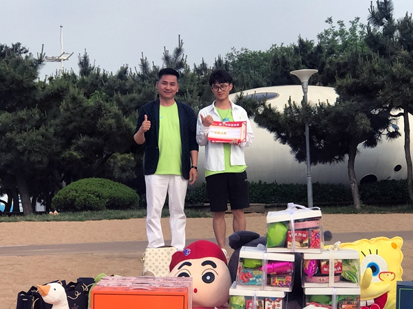 易視界5月表現(xiàn)優(yōu)秀的伙伴上臺領獎