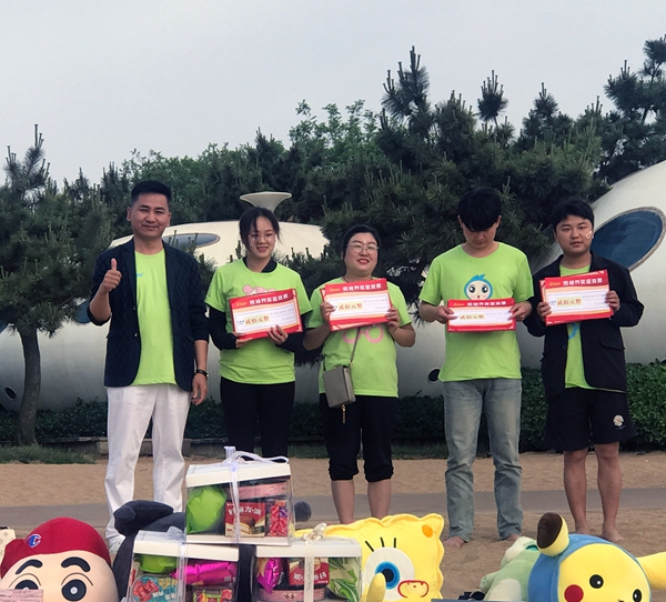 易視界5月表現(xiàn)優(yōu)秀的伙伴上臺領獎