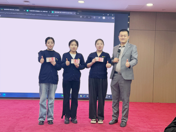 表現(xiàn)優(yōu)秀的易視界伙伴上臺領取屬于自己的榮譽和獎勵