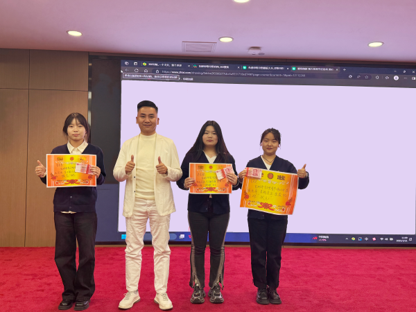 表現(xiàn)優(yōu)秀的易視界伙伴上臺領取屬于自己的榮譽和獎勵
