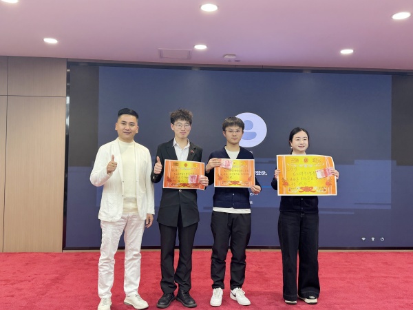 表現(xiàn)優(yōu)秀的易視界伙伴上臺領取屬于自己的榮譽和獎勵