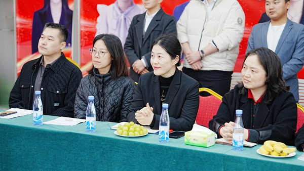 經貿職業(yè)學院校領導們認證聆聽經貿嬌子發(fā)言