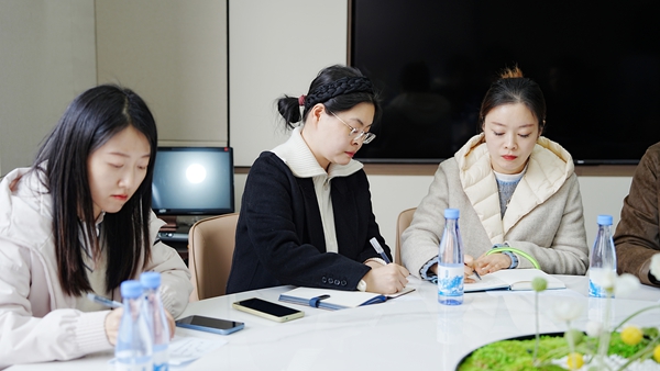 經貿職業(yè)學院校領導們認證聆聽經貿嬌子發(fā)言