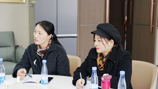經貿職業(yè)學院校領導們認證聆聽經貿嬌子發(fā)言